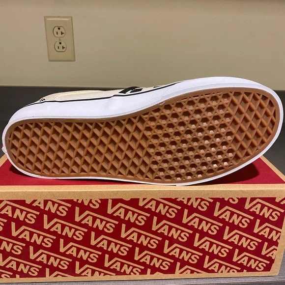 Men’s 9 black and white checkered Vans. - Picture 3 of 11